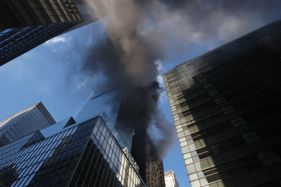 Incendiu puternic într-un zgârie-nori din Manhattan, chiar înainte de parada de Sf. Patrick. Coloana de fum se ridică peste New York 1054189