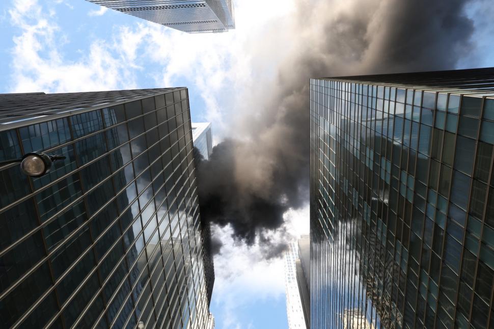 Incendiu puternic într-un zgârie-nori din Manhattan, chiar înainte de parada de Sf. Patrick. Coloana de fum se ridică peste New York 1054190