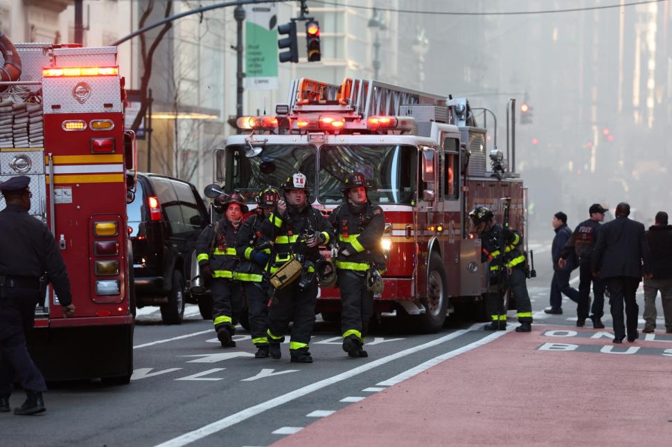 Incendiu puternic într-un zgârie-nori din Manhattan, chiar înainte de parada de Sf. Patrick. Coloana de fum se ridică peste New York 1054191