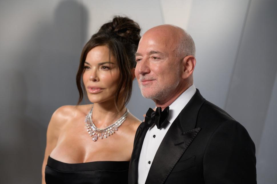 Lauren Sánchez a furat toate privirile la petrecerea de după Gala Oscar. A venit "îmbrăcată" în diamante roz și albe  1054030