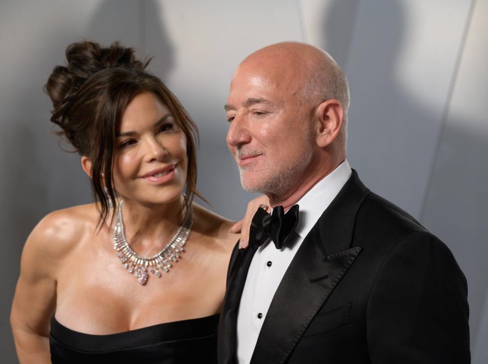 Lauren Sánchez a furat toate privirile la petrecerea de după Gala Oscar. A venit "îmbrăcată" în diamante roz și albe  1054033