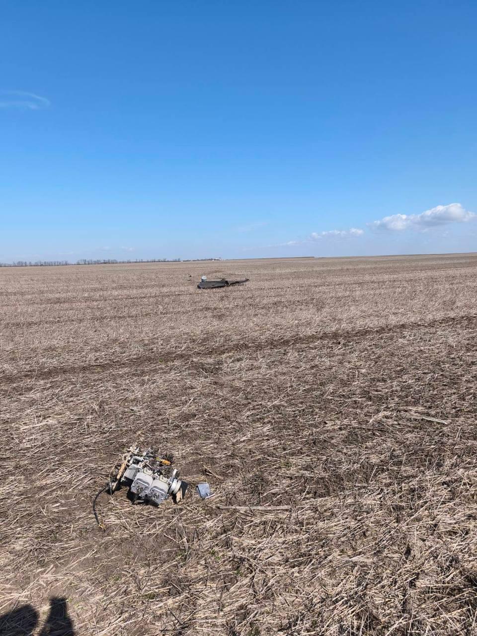 O dronă a fost găsită pe un câmp din Republica Moldova. "Este activǎ și conține un dispozitiv explozibil" 1054128