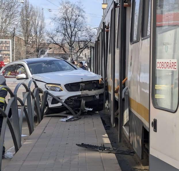 Accident grav cu victime, în București: O mașină a izbit un refugiu, a rănit trei călători și a lovit tramvaiul oprit în stație 1054611