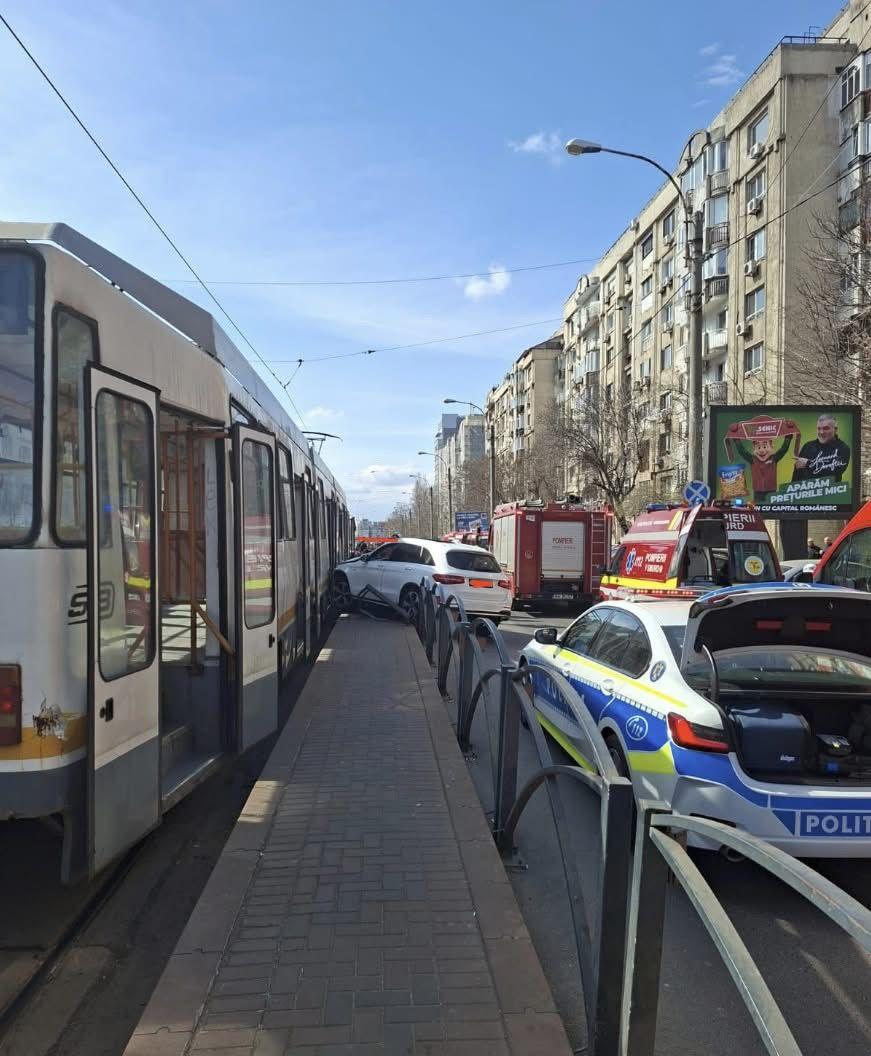 Accident grav cu victime, în București: O mașină a izbit un refugiu, a rănit trei călători și a lovit tramvaiul oprit în stație 1054612