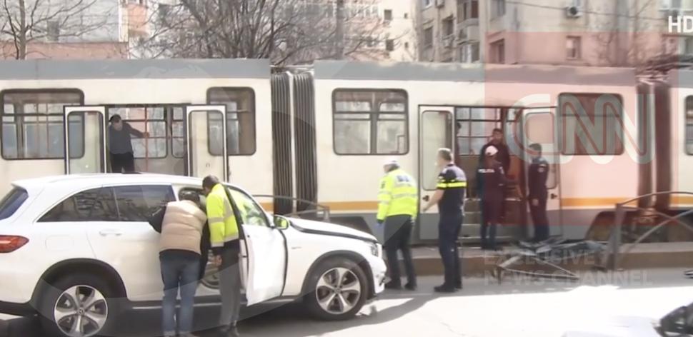 Accident grav cu victime, în București: O mașină a izbit un refugiu, a rănit trei călători și a lovit tramvaiul oprit în stație 1054618