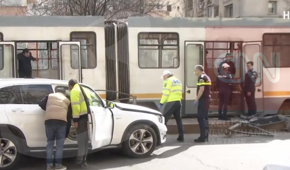 Accident grav cu victime, în București: O mașină a izbit un refugiu, a rănit trei călători și a lovit tramvaiul oprit în stație 1054619