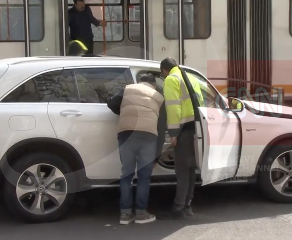 Accident grav cu victime, în București: O mașină a izbit un refugiu, a rănit trei călători și a lovit tramvaiul oprit în stație 1054620