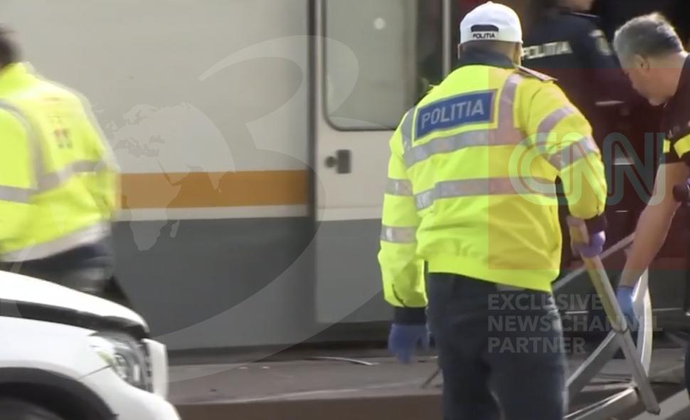 Accident grav cu victime, în București: O mașină a izbit un refugiu, a rănit trei călători și a lovit tramvaiul oprit în stație 1054621