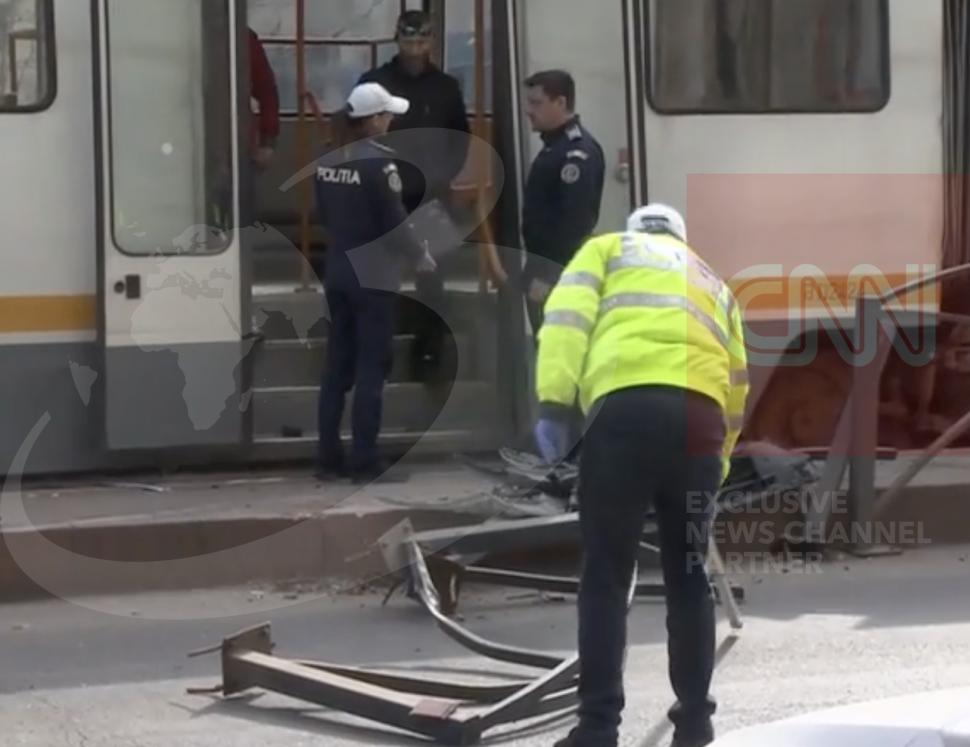 Accident grav cu victime, în București: O mașină a izbit un refugiu, a rănit trei călători și a lovit tramvaiul oprit în stație 1054622