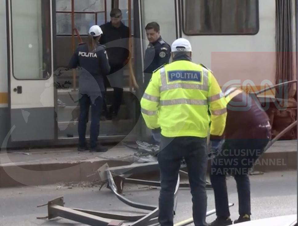 Accident grav cu victime, în București: O mașină a izbit un refugiu, a rănit trei călători și a lovit tramvaiul oprit în stație 1054623