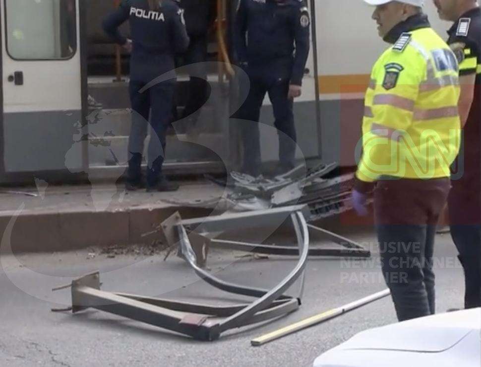 Accident grav cu victime, în București: O mașină a izbit un refugiu, a rănit trei călători și a lovit tramvaiul oprit în stație 1054624