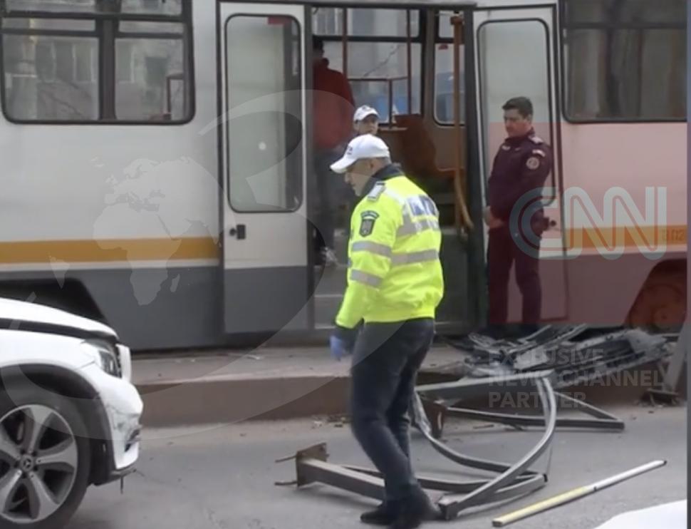 Accident grav cu victime, în București: O mașină a izbit un refugiu, a rănit trei călători și a lovit tramvaiul oprit în stație 1054625