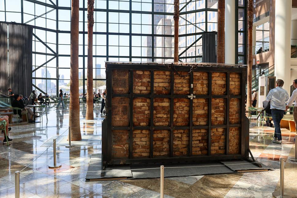 Cine este, de fapt, misteriosul artist stradal Bansky. Noile dovezi care îl leagă de numele Robin Gunningham 1054649