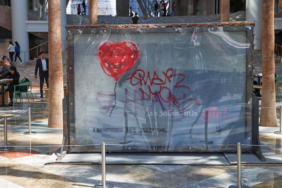 Cine este, de fapt, misteriosul artist stradal Bansky. Noile dovezi care îl leagă de numele Robin Gunningham 1054650