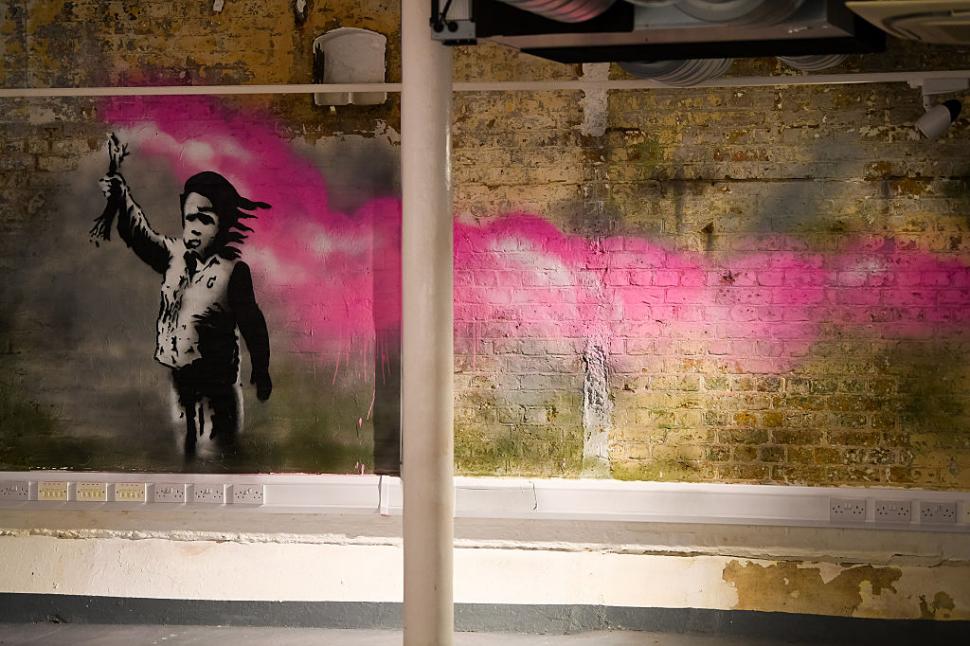 Cine este, de fapt, misteriosul artist stradal Bansky. Noile dovezi care îl leagă de numele Robin Gunningham 1054656