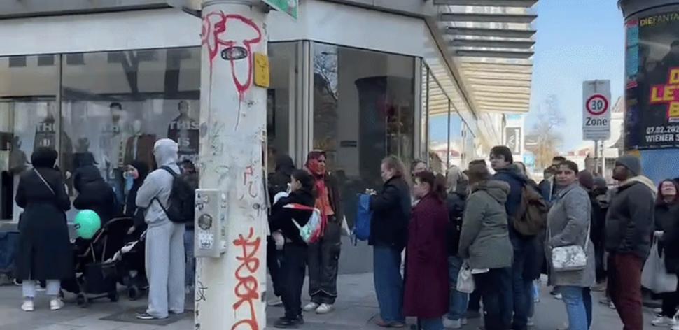 Coadă uriașă la deschiderea primului magazin care oferă 1.000 de pungi cu suveniruri și un card de 334 de euro, în Viena 1054893