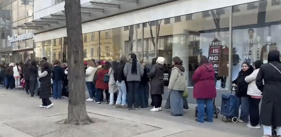 Coadă uriașă la deschiderea primului magazin care oferă 1.000 de pungi cu suveniruri și un card de 334 de euro, în Viena 1054894