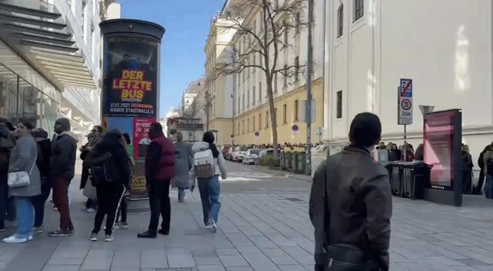 Coadă uriașă la deschiderea primului magazin care oferă 1.000 de pungi cu suveniruri și un card de 334 de euro, în Viena 1054895