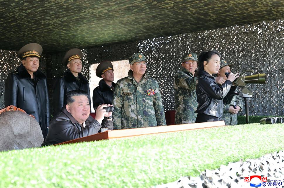 Fata lui Kim Jong Un a condus un tanc la un exerciţiu militar. Imagini care dezvăluie o dată în plus planurile pentru Coreea de Nord 1054761