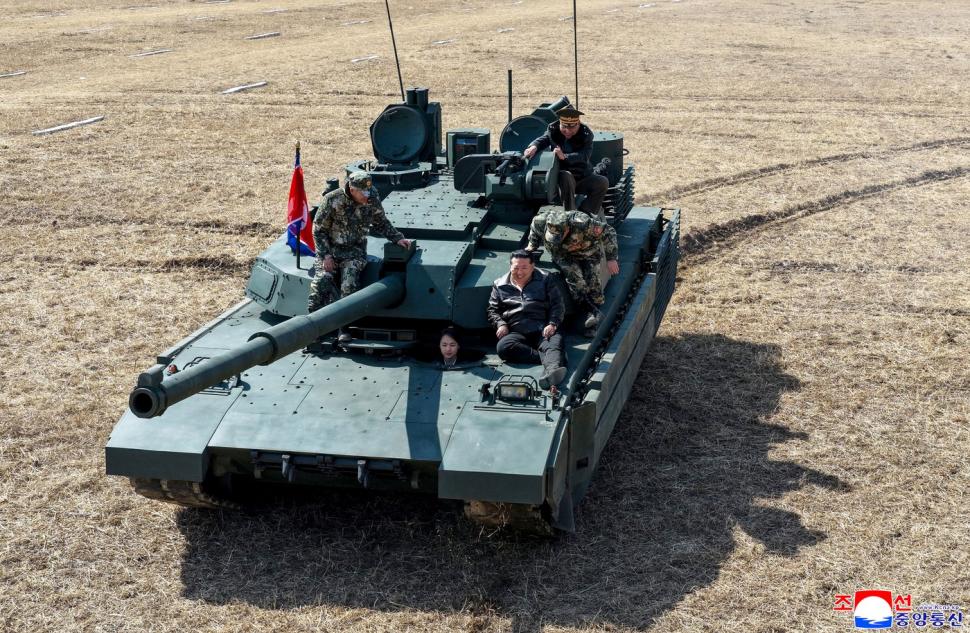 Fata lui Kim Jong Un a condus un tanc la un exerciţiu militar. Imagini care dezvăluie o dată în plus planurile pentru Coreea de Nord 1054763