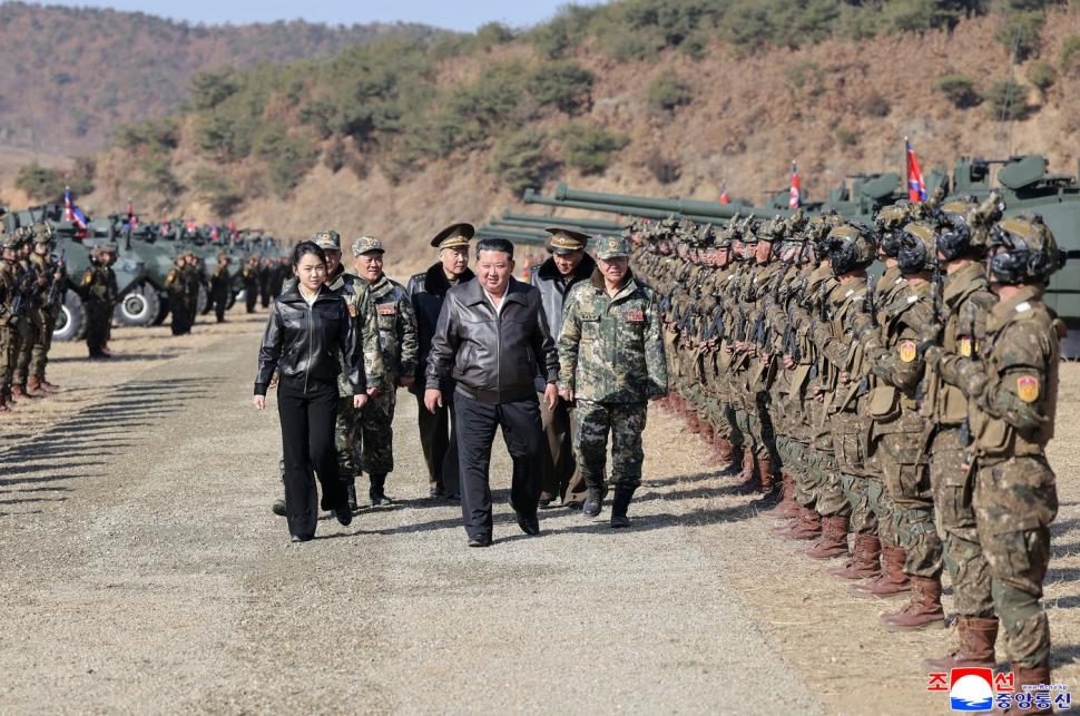 Fata lui Kim Jong Un a condus un tanc la un exerciţiu militar. Imagini care dezvăluie o dată în plus planurile pentru Coreea de Nord 1054764