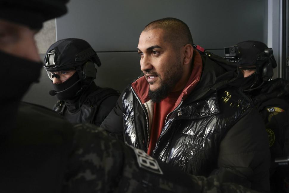 Imagini cu Dani Mocanu înconjurat de trupele speciale, pe Otopeni. Manelistul a fost grobian cu jurnaliștii: „Hai cu mine în celulă” 1055011