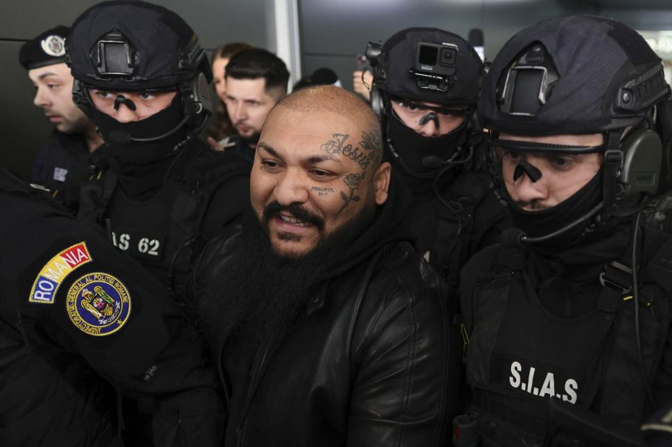 Imagini cu Dani Mocanu înconjurat de trupele speciale, pe Otopeni. Manelistul a fost grobian cu jurnaliștii: „Hai cu mine în celulă” 1055012