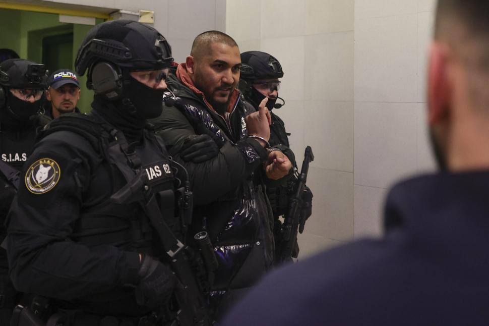 Imagini cu Dani Mocanu înconjurat de trupele speciale, pe Otopeni. Manelistul a fost grobian cu jurnaliștii: „Hai cu mine în celulă” 1055013