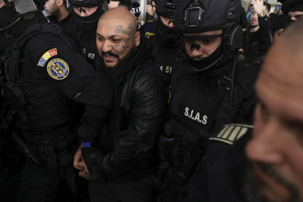 Imagini cu Dani Mocanu înconjurat de trupele speciale, pe Otopeni. Manelistul a fost grobian cu jurnaliștii: „Hai cu mine în celulă” 1055014