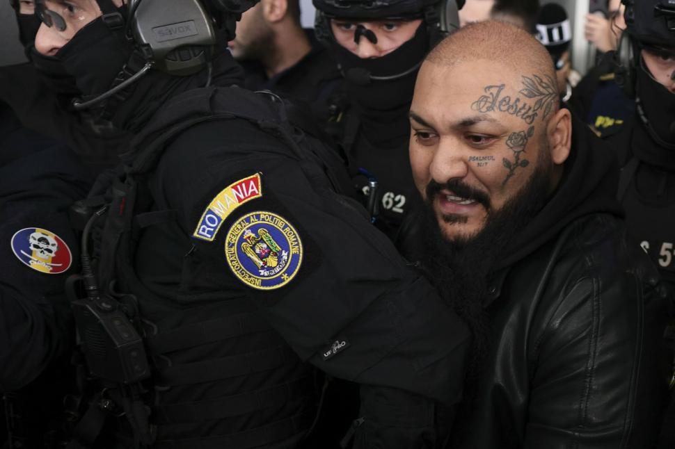 Imagini cu Dani Mocanu înconjurat de trupele speciale, pe Otopeni. Manelistul a fost grobian cu jurnaliștii: „Hai cu mine în celulă” 1055015