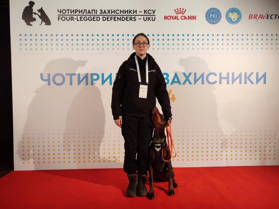 Povestea emoționantă a dobermanului-erou din Ucraina: „Hanna a salvat peste 170 de oameni până în ultima zi de viață” 1054861