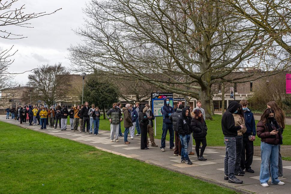 Cinci întrebări fără răspuns despre focarul de meningită din Marea Britanie. Infectările cresc, studenții stau la coadă să se vaccineze 1055121