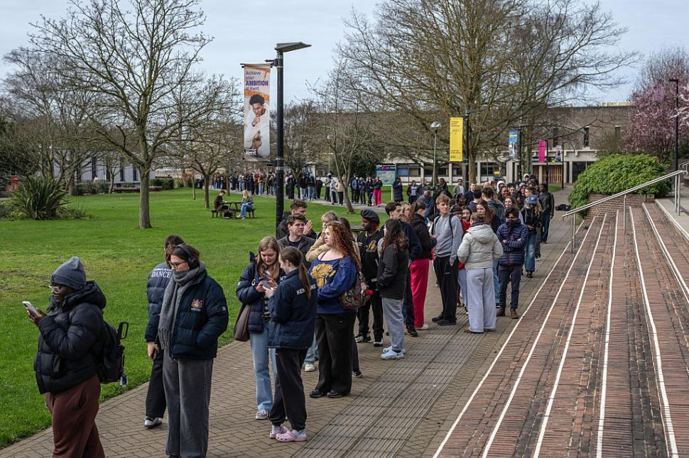 Cinci întrebări fără răspuns despre focarul de meningită din Marea Britanie. Infectările cresc, studenții stau la coadă să se vaccineze 1055123