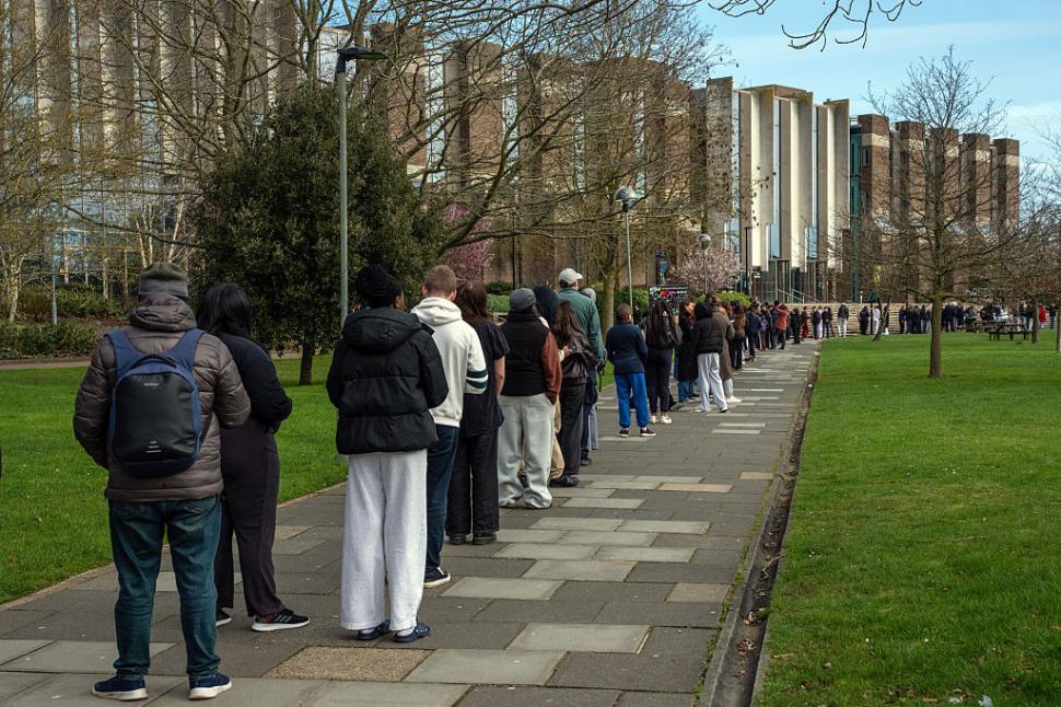 Cinci întrebări fără răspuns despre focarul de meningită din Marea Britanie. Infectările cresc, studenții stau la coadă să se vaccineze 1055124