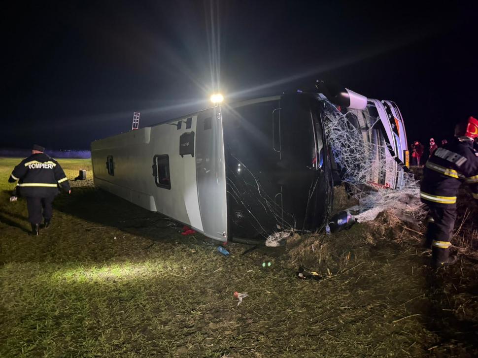 Planul roşu activat în Galaţi, după ce un autocar cu 44 de cetăţeni moldoveni la bord s-a răsturnat. Un om a murit 1055075