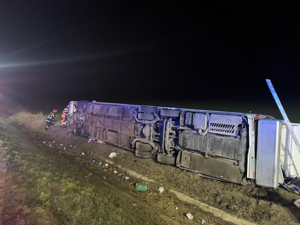 Planul roşu activat în Galaţi, după ce un autocar cu 44 de cetăţeni moldoveni la bord s-a răsturnat. Un om a murit 1055076
