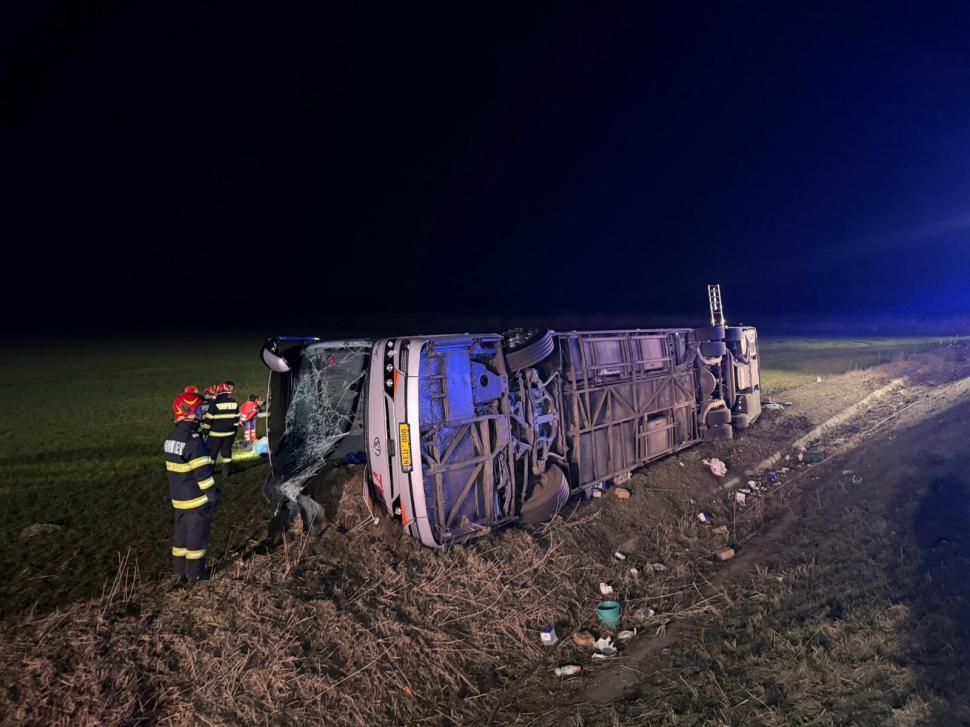 Planul roşu activat în Galaţi, după ce un autocar cu 44 de cetăţeni moldoveni la bord s-a răsturnat. Un om a murit 1055078