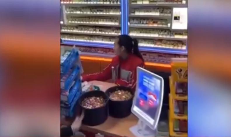 ERATĂ: Imaginile cu plata benzinei cu trei găleți de monede nu au legătură cu scumpirile din cauza războiului 1055365