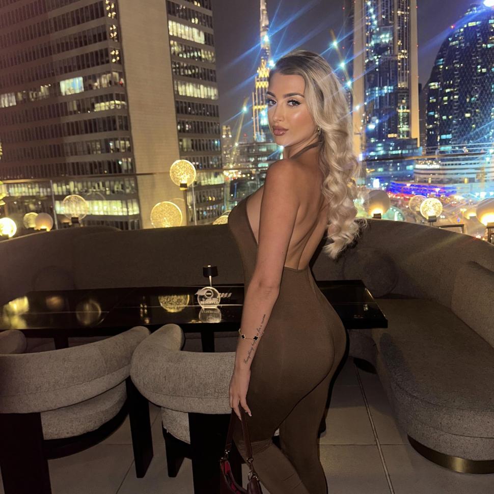 O cosmeticiană care a stat un an într-o închisoare din Dubai a ajuns acasă. Familia ei spune că n-a avut acces la duș o lună  1055345