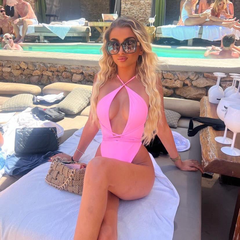 O cosmeticiană care a stat un an într-o închisoare din Dubai a ajuns acasă. Familia ei spune că n-a avut acces la duș o lună  1055351