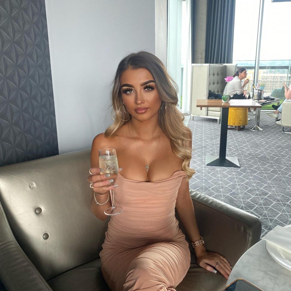 O cosmeticiană care a stat un an într-o închisoare din Dubai a ajuns acasă. Familia ei spune că n-a avut acces la duș o lună  1055357