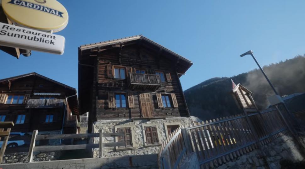 Un vlogger a vizitat un sat idilic care le dă 27.000 de euro celor care se mută acolo, dar a fost uimit de ce a aflat. "Era o capcană" 1055214