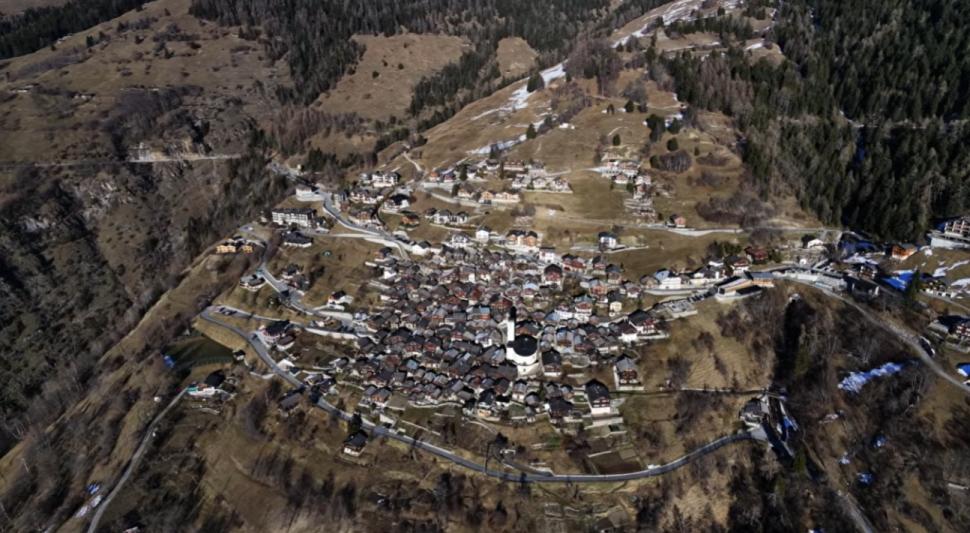 Un vlogger a vizitat un sat idilic care le dă 27.000 de euro celor care se mută acolo, dar a fost uimit de ce a aflat. "Era o capcană" 1055216