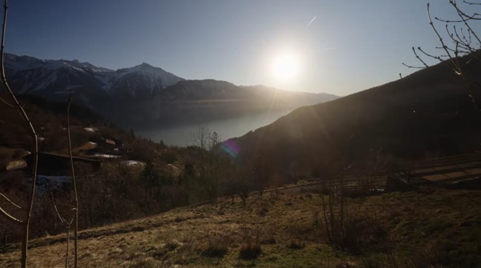 Un vlogger a vizitat un sat idilic care le dă 27.000 de euro celor care se mută acolo, dar a fost uimit de ce a aflat. "Era o capcană" 1055217