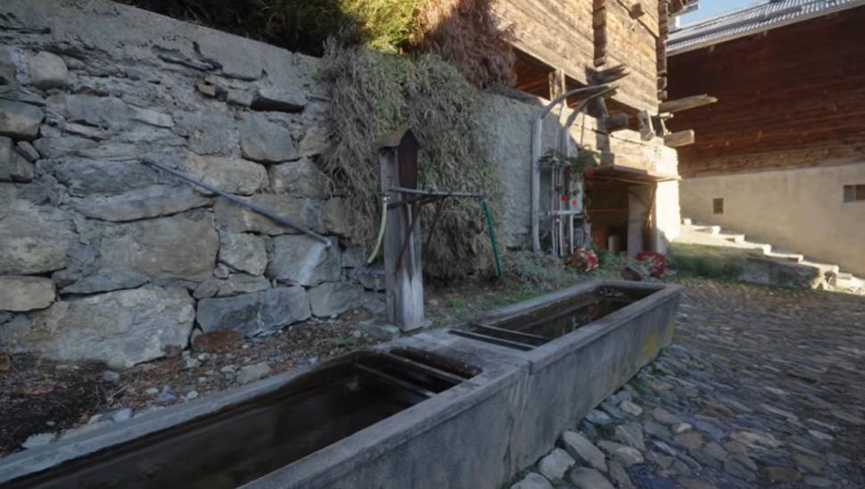 Un vlogger a vizitat un sat idilic care le dă 27.000 de euro celor care se mută acolo, dar a fost uimit de ce a aflat. "Era o capcană" 1055218