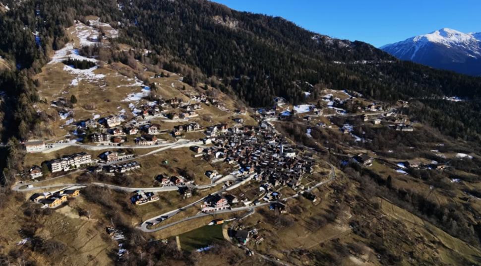 Un vlogger a vizitat un sat idilic care le dă 27.000 de euro celor care se mută acolo, dar a fost uimit de ce a aflat. "Era o capcană" 1055220