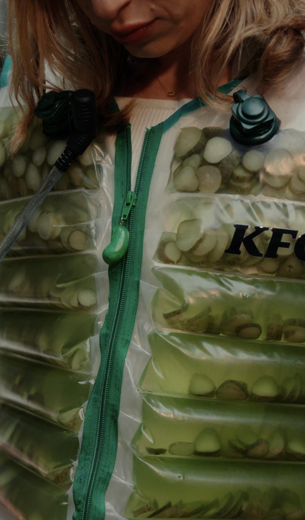 KFC a creat geaca umplută cu saramură și castraveți murați, ca să anunțe un nou produs în meniu 1055681