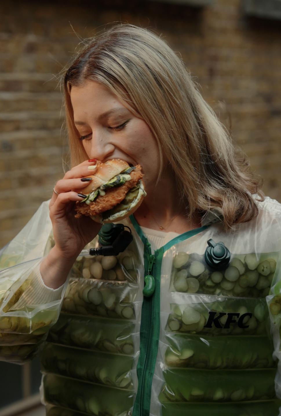 KFC a creat geaca umplută cu saramură și castraveți murați, ca să anunțe un nou produs în meniu 1055682