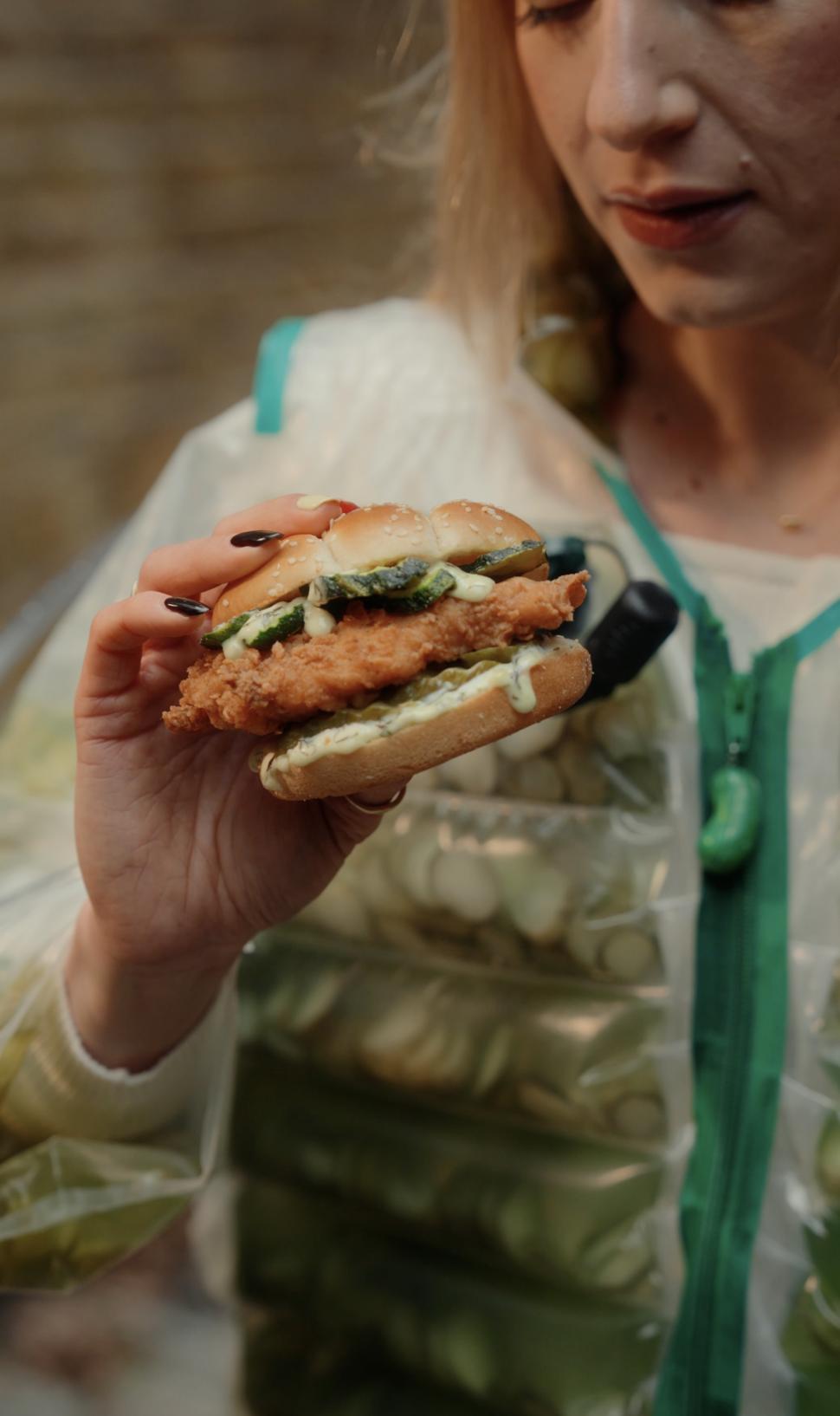 KFC a creat geaca umplută cu saramură și castraveți murați, ca să anunțe un nou produs în meniu 1055683