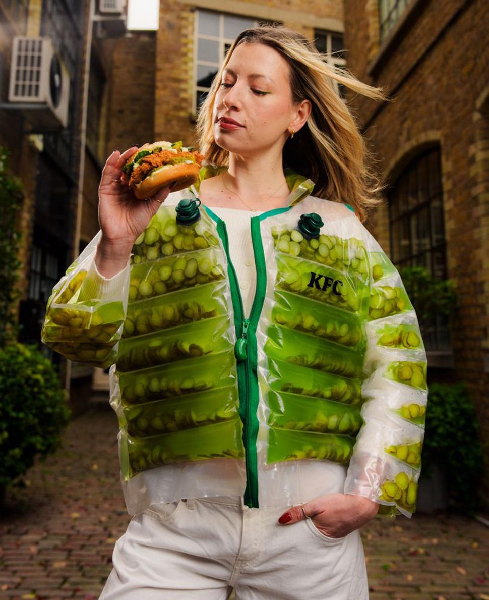 KFC a creat geaca umplută cu saramură și castraveți murați, ca să anunțe un nou produs în meniu 1055684